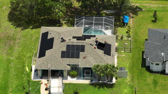 美国家庭屋顶安装太阳能电池板以生产清洁生态的鸟瞰图