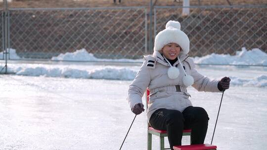 冬季在露天冰场玩耍的亚洲女性