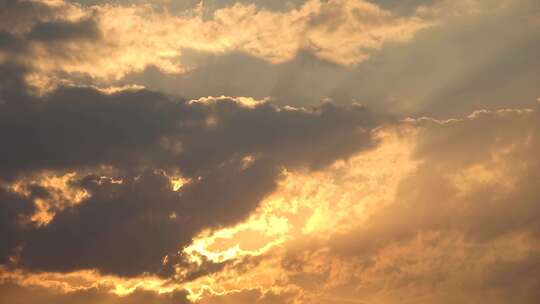 阳光穿过云层乌云丁达尔光延时耶稣光上帝光