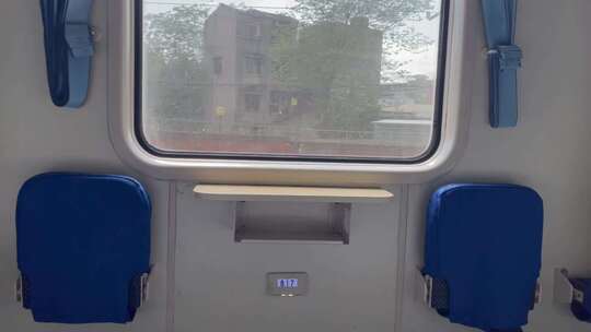 行驶中火车窗外的城市视频素材模板下载