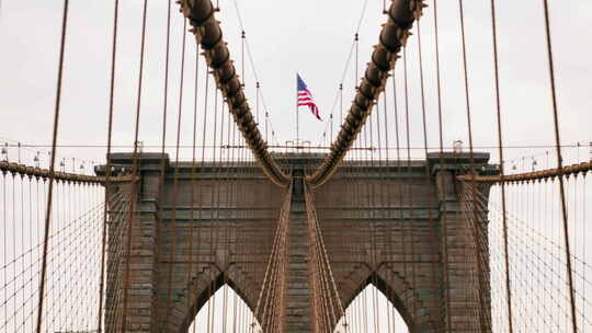 布鲁克林大桥塔顶有美国国旗的特写镜头