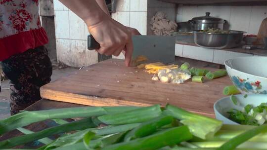 农村厨房视频云南农村过年做年饭炸薯条