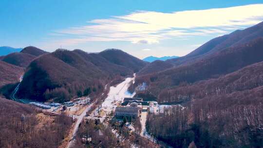 航拍神龙架中和滑雪场 红杉与白雪