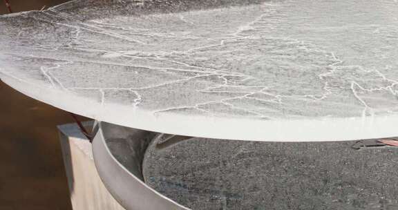 寒冷冬天院子里的一大块冰块