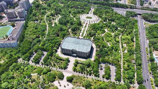 绿植环绕的徐州植物园建筑鸟瞰图