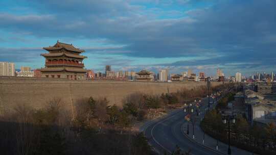 山西大同古城墙旁的城市道路风景