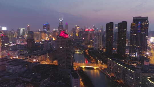 夜幕下的上海。黄浦城市景观。中国。航拍