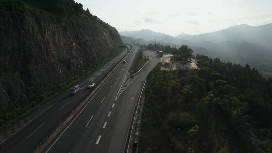 云南山区地形开山而建的高速公路逆光视频