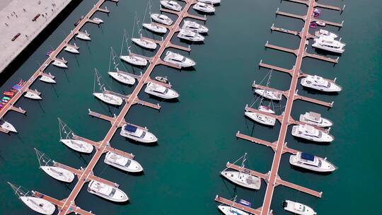 海边游艇整齐排列