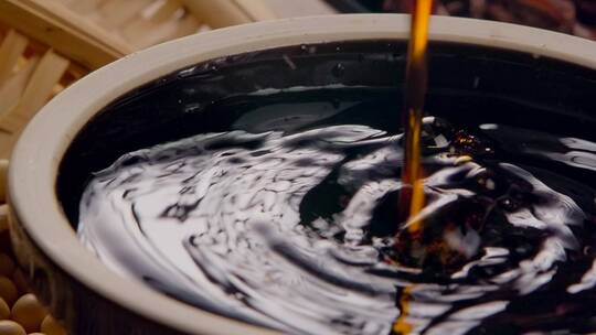 手工酱油 酱油生产发酵过程 黄豆酱油视频素材模板下载