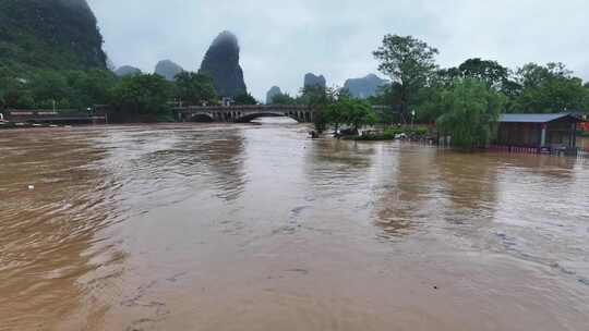 桂林阳朔暴雨漓江遇龙河河水暴涨