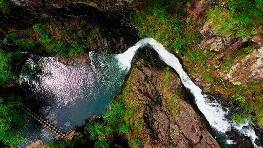 峡谷中的瀑布
