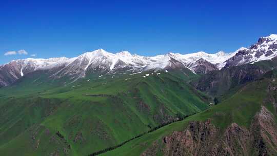 航拍新疆雪山