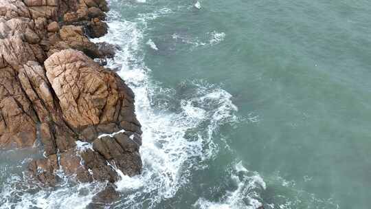 俯拍海岸礁石海浪拍打岩石海水海边浪花潮水