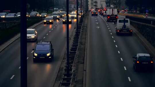 傍晚华沙的车水马龙、交通路网