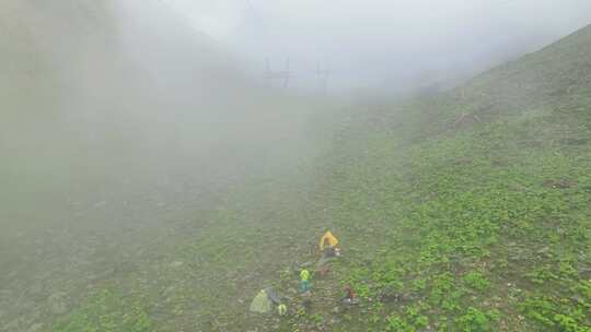 航拍四川阿坝巴朗山垭口云雾中的露营者