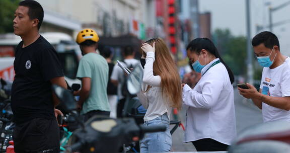 疫情核酸常态化上海市民在核酸亭做核酸