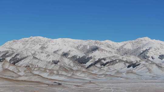 航拍冬季新疆赛里木湖雪山冰湖蓝冰日照金山