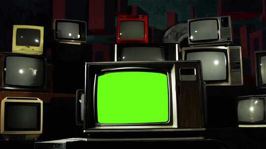 复古电视墙中带有绿屏的旧电视机。多莉出局。