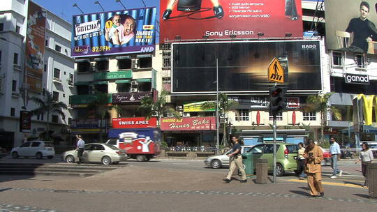 马来西亚城市街道上的行人和车辆