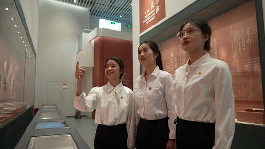 女孩参观展览并指向展品