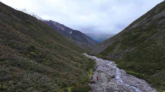 航拍攀登四川贡嘎山区贡巴峰雪山的登山者