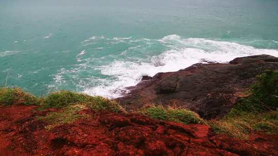 海浪拍打礁石