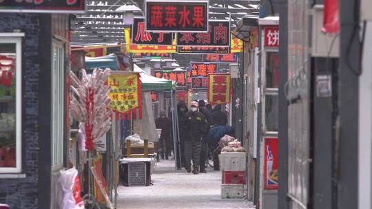 下雪天早市综合市场采买人群百姓居民逛市场