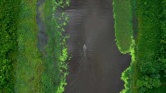 美丽的亚马逊河上的船穿越郁郁葱葱的雨林丛林-空中