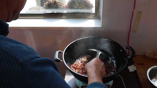 老人厨房翻炒辣椒食材  油炸蚂蚱