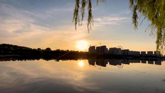 夕阳下河边垂柳步道风景