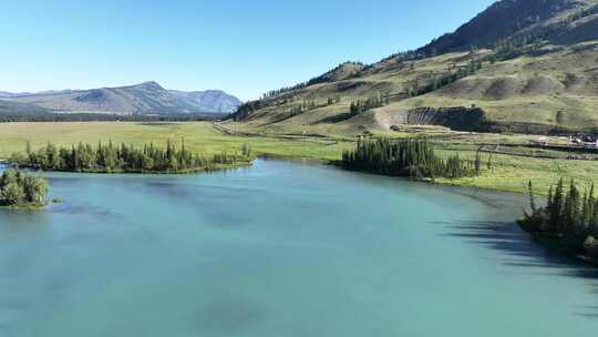 新疆喀纳斯山间湖泊与周边自然风景全貌