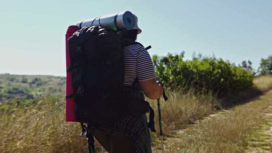 大码女人徒步穿越林地打破徒步旅行世界的陈