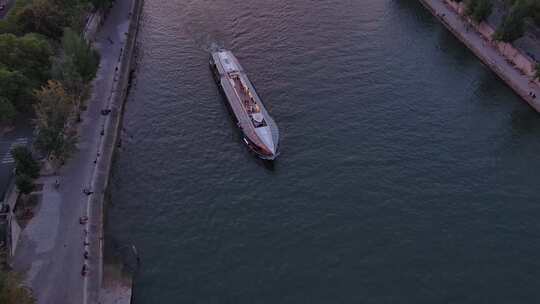 城市航拍巴黎塞纳河游艇中世纪哥特式建筑视频素材模板下载