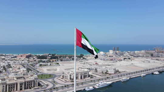 城市上空飘舞的阿联酋国旗