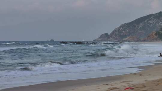 无人机航拍海边海浪拍打礁石沙滩海岸线浪花