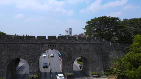 航拍湖北荆州三国历史古城门与城墙