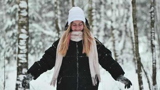 一个女孩在森林的冬天摔倒在雪地上
