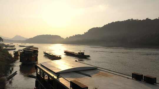 湄公河上的船
