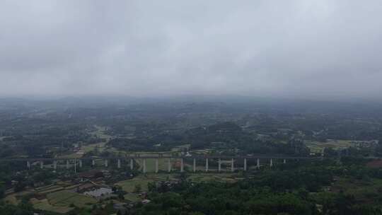 高铁穿过山野