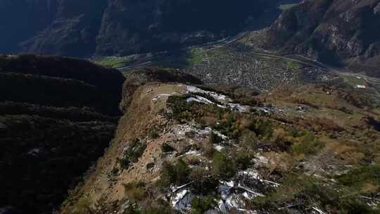 FPV航拍高山森林山间小屋村庄阿尔卑斯山