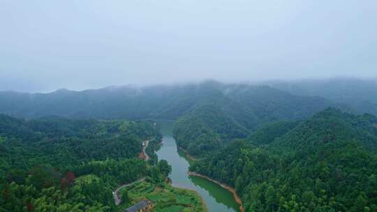 雨后大山云雾山涧村落