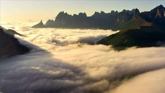 云海缭绕的壮丽山景