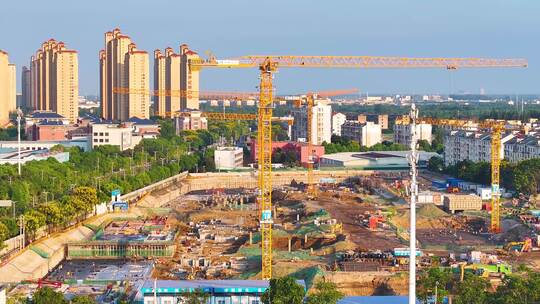 中国建筑工人建筑工地作业夕阳塔吊工地施工