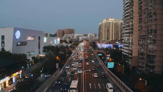 航拍城市晚高峰道路交通车流