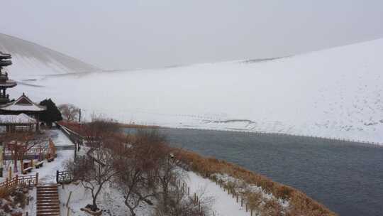 敦煌鸣沙山月牙泉冬天雪景航拍