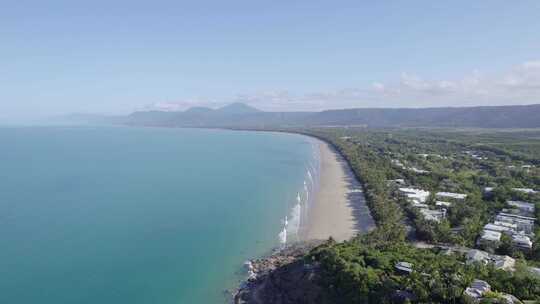 白天，澳大利亚昆士兰州道格拉斯港四英里海滩的鸟瞰图——无人机拍摄视频素材模板下载
