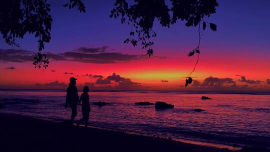 夕阳余晖下情侣牵手散步在沙滩视频素材模板下载