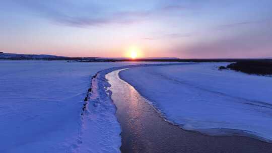 冰雪覆盖大地与河流的景象