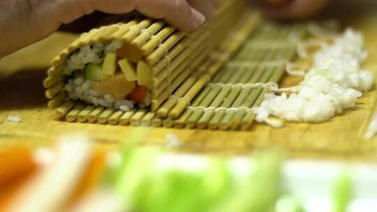 自制寿司卷制作过程的慢动作。特写